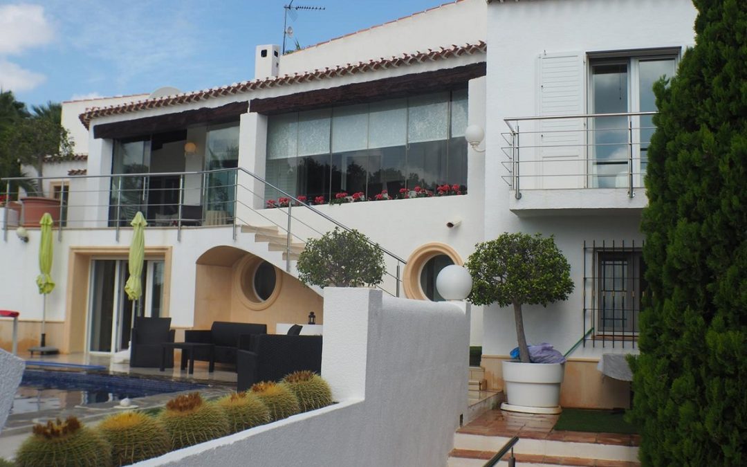 Elegant villa with separate apartment and sea view in Moraira for sale 1.250.000 €